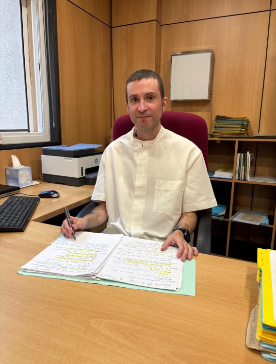 Carlos Galán en su consulta de naturopatía en Barcelona